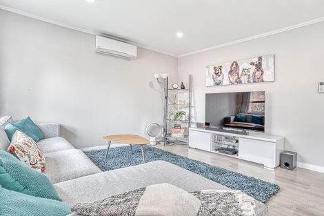 Photo of property in 2/33 Lowtherhurst Road, Massey, Auckland, 0614