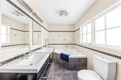 Photo of property in 2 King Richard Place, Browns Bay, Auckland, 0630