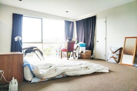 Photo of property in 8 Lakeridge Close, Northcross, Auckland, 0632