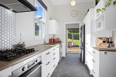 Photo of property in 11 Trosk Place, Waiuku, 2123