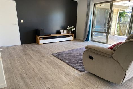 Photo of property in 74 Kingdale Road, Henderson, Auckland, 0610