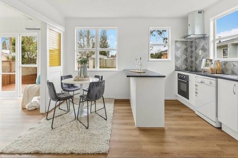 Photo of property in 25 Romney Place, Manurewa, Auckland, 2102