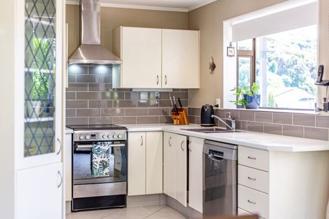 Photo of property in 61 Albatross Close, Whitby, Porirua, 5024