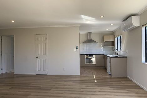 Photo of property in 8 Kayle Glen, West Harbour, Auckland, 0618