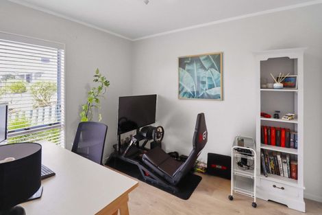 Photo of property in 6 Meadowcroft Grove, Johnsonville, Wellington, 6037