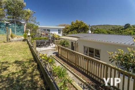 Photo of property in 7 Wakely Road, Newlands, Wellington, 6037