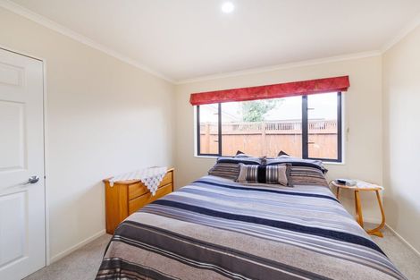 Photo of property in 16 Sycamore Crescent, Fitzherbert, Palmerston North, 4410