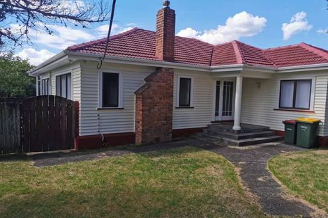 Photo of property in 5 Yeovil Road, Te Atatu Peninsula, Auckland, 0610