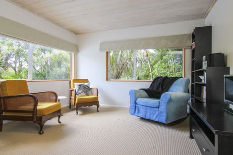 Photo of property in 74 Otitori Bay Road, Titirangi, Auckland, 0604