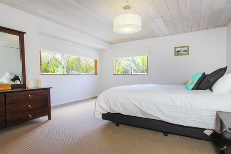 Photo of property in 74 Otitori Bay Road, Titirangi, Auckland, 0604