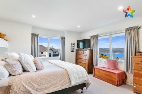 Photo of property in 8 Bennett Grove, Newlands, Wellington, 6037