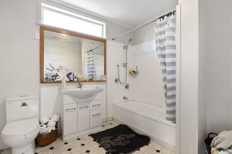 Photo of property in 5 Oxford Street, Fairfield, Hamilton, 3214