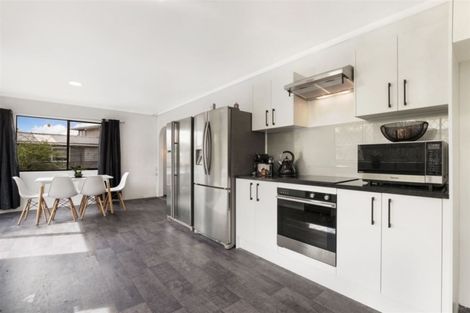 Photo of property in 8 Crompton Road, Massey, Auckland, 0614