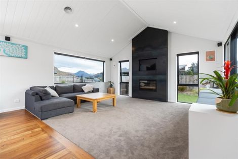 Photo of property in 8 Mulbury Way, Lower Shotover, Queenstown, 9304