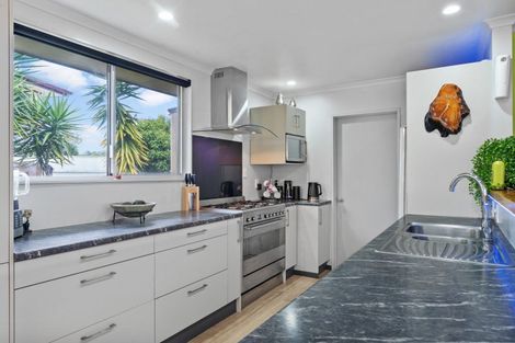 Photo of property in 12 Quo Vadis Place, Red Beach, 0932