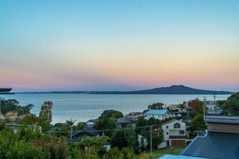 Photo of property in 5 Eastcliffe Road, Castor Bay, Auckland, 0620