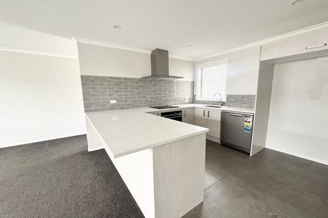 Photo of property in 5 Rewarewa Way, Timberlea, Upper Hutt, 5018