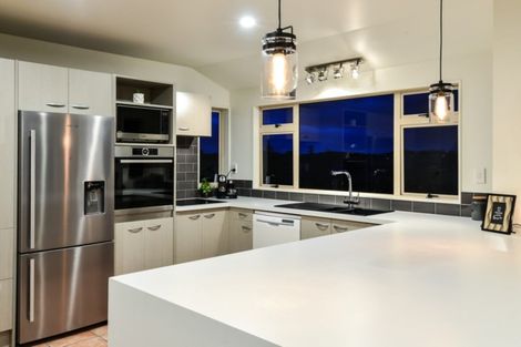 Photo of property in 28 Greenfield Drive, Western Heights, Hamilton, 3200