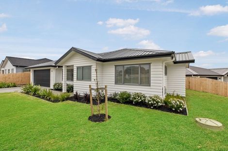 Photo of property in 24 Vinistra Road, Kumeu, 0810