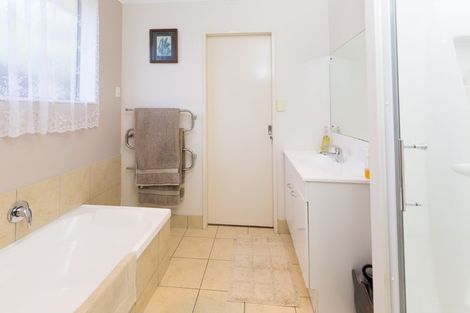 Photo of property in 17 Ranch Place, Pukekohe, 2120