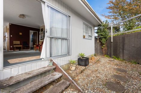 Photo of property in 7 Fairview Place, Westown, New Plymouth, 4310