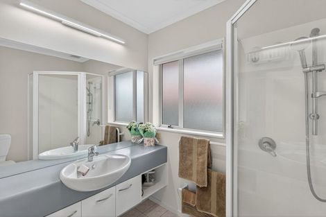 Photo of property in 40 Gillett Place, Botany Downs, Auckland, 2014