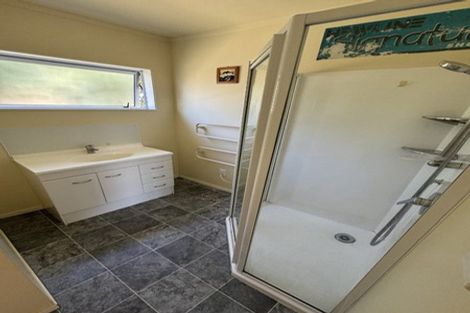 Photo of property in 72 Queens Road, Waikanae Beach, Waikanae, 5036