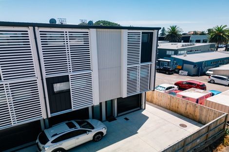 Photo of property in 8/17 Victoria Road, Mount Maunganui, 3116