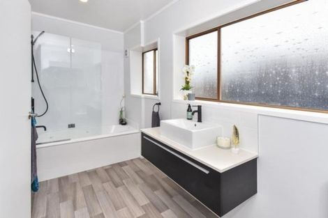 Photo of property in 2/8 Wood Street, Papakura, 2110