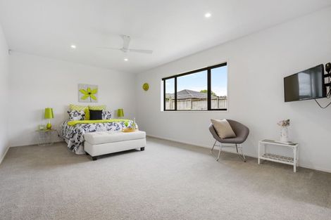 Photo of property in 28 Kilmacrennan Drive, Rosehill, Papakura, 2113