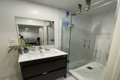 Photo of property in 2/4 Mcquoid Place, Glenfield, Auckland, 0629