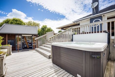 Photo of property in 16 Paton Avenue, Te Atatu South, Auckland, 0610