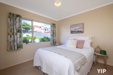 Photo of property in 1 Bennett Grove, Newlands, Wellington, 6037