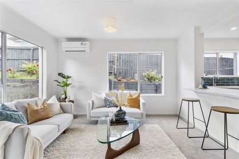 Photo of property in 2/3 Lambrown Drive, Totara Vale, Auckland, 0629