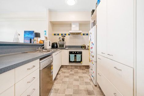 Photo of property in 17 Kent Terrace - Kent Apartments, 5c/16 Kent Terrace, Mount Victoria, Wellington, 6011