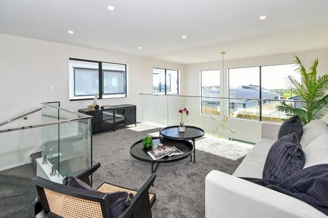 Photo of property in 8 Korowhiti Road, Clarks Beach, 2122