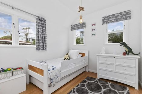 Photo of property in 28 Hanlon Crescent, Narrow Neck, Auckland, 0624