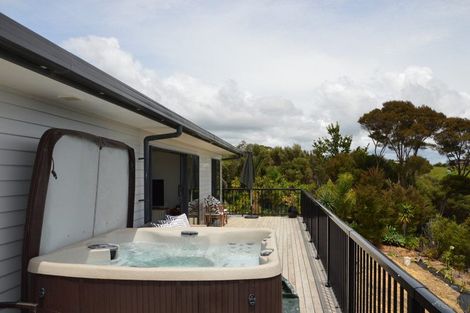 Photo of property in 14 Waterview Place, Haruru, 0204