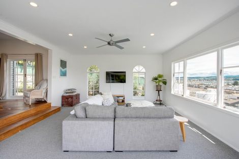 Photo of property in 18 Milton Terrace, Hospital Hill, Napier, 4110