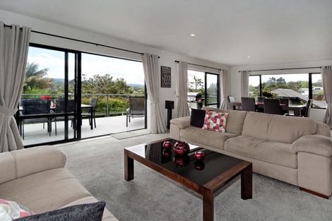 Photo of property in 30a Derwent Crescent, Titirangi, Auckland, 0604