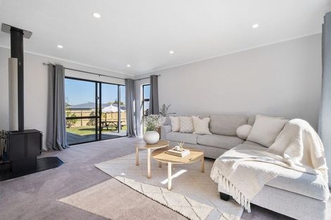 Photo of property in 18 Suzanne Grove, Kelvin Grove, Palmerston North, 4414