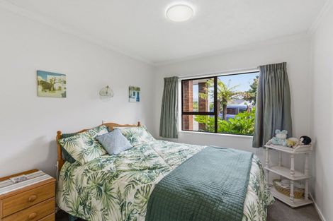 Photo of property in 11 Oakwood Grove, Paraparaumu Beach, Paraparaumu, 5032