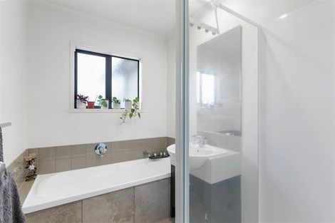 Photo of property in 37 Sonoma Crescent, Oteha, Auckland, 0632