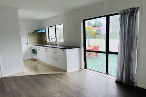 Photo of property in 5 Penruddocke Road, Half Moon Bay, Auckland, 2012