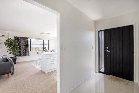 Photo of property in 11 Heta Road, Highlands Park, New Plymouth, 4312