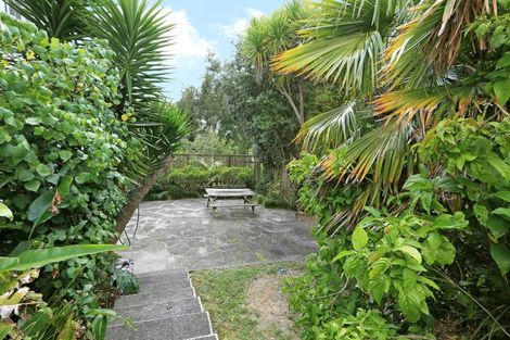 Photo of property in 90 Sunnyside Road, Sunnyvale, Auckland, 0612