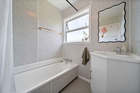 Photo of property in 19 Kereru Bend, Tawa, Wellington, 5028