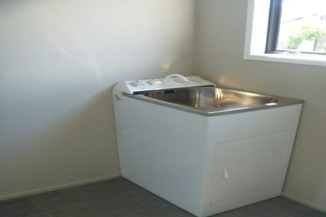 Photo of property in 1/8 Senecio Place, Weymouth, Auckland, 2103