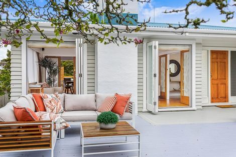 Photo of property in 2/18 Felstead Street, Birkenhead, Auckland, 0626