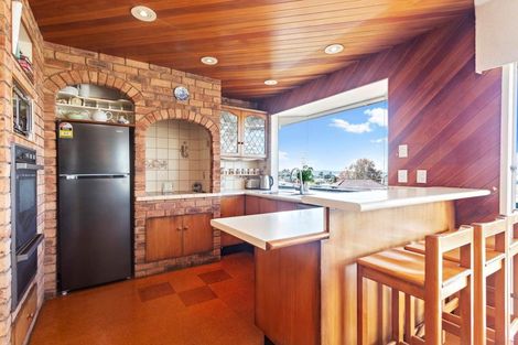 Photo of property in 2 Wakeling Avenue, Te Atatu South, Auckland, 0610